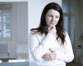 От чего начинает болеть горло при беременности, чем лечить?